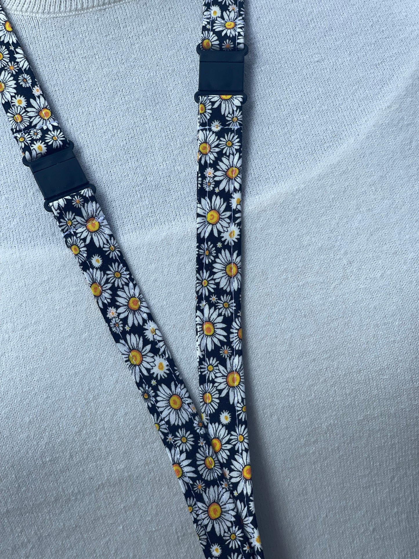 white daisy flowers Fabric Breakaway Lanyard