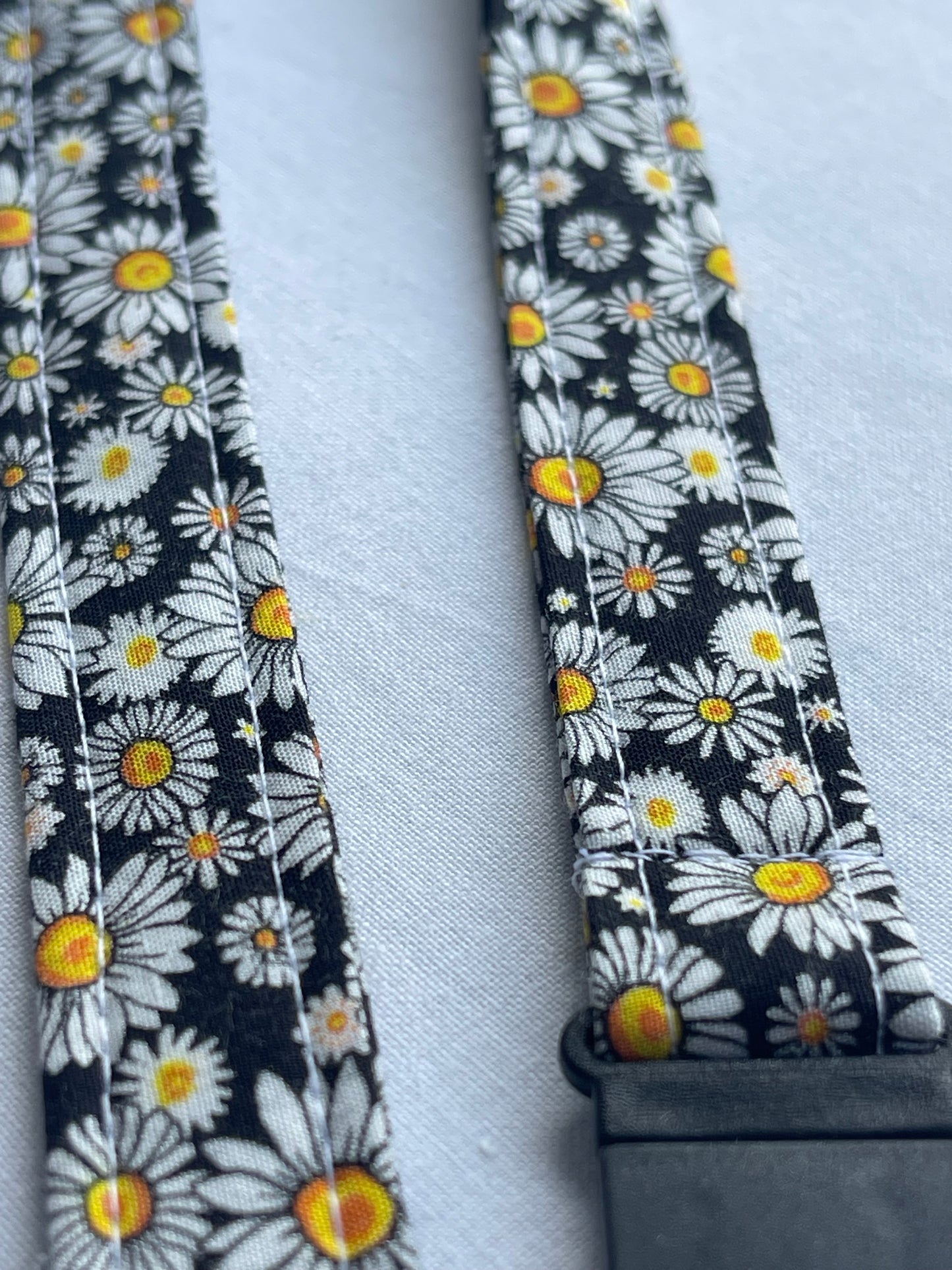 white daisy flowers Fabric Breakaway Lanyard