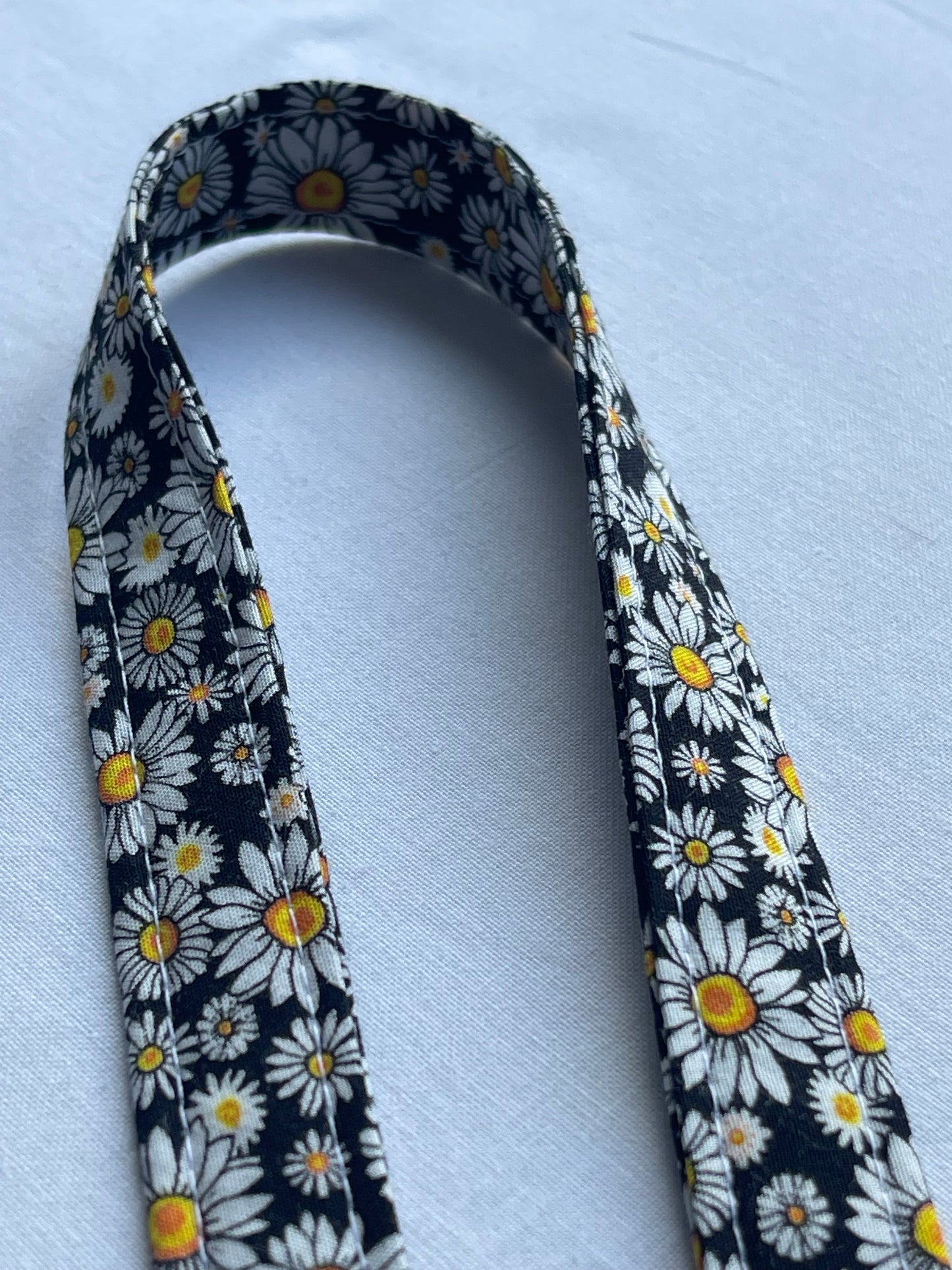 white daisy flowers Fabric Breakaway Lanyard
